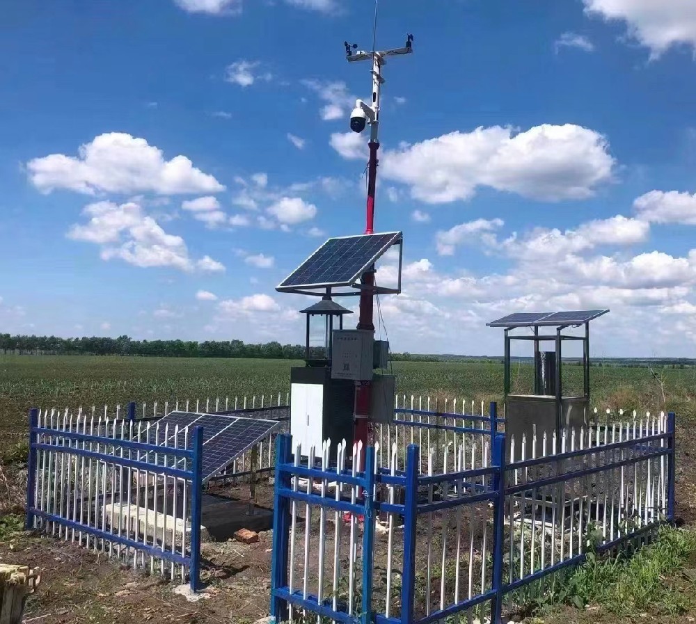 Installation of a weather station monitoring system on the farm